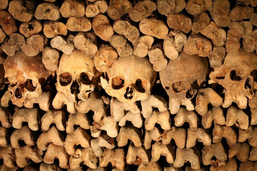 Кости в катакомбах Парижа